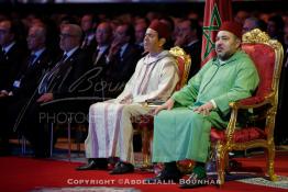 Image du Maroc Professionnelle de  Le Roi Mohammed VI du Maroc entame une campagne pour promouvoir le plan de décentralisation marocain et stimuler les investissements à Laayoune, samedi 7 novembre 2015. Le Roi Mohammed VI effectue sa première visite officielle au Sahara depuis 2006, à l'occasion du 40e anniversaire de la Marche verte, son père, le défunt roi Hassan II, avait envoyé 350 000 Marocains sans armes pour recouvrir l'intégrité territoriale du Maroc. À Gauche du roi son frère le Prince Moulay Rachid. (Photo / Abdeljalil Bounhar) 